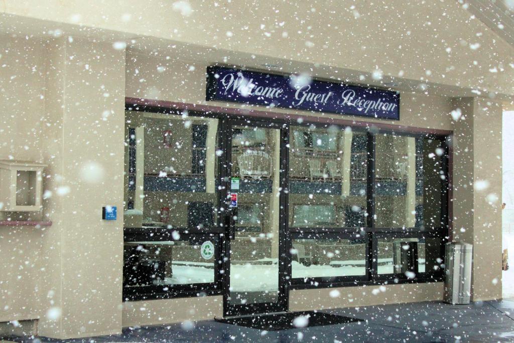 Red Arrow Inn & Suites, A Travelodge By Wyndham Montrose Exterior photo