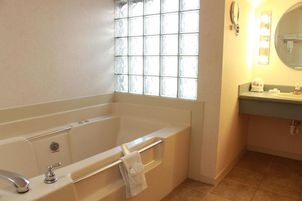 Red Arrow Inn & Suites, A Travelodge By Wyndham Montrose Room photo