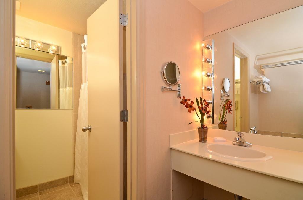 Red Arrow Inn & Suites, A Travelodge By Wyndham Montrose Room photo